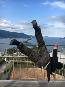 アクロバティックに